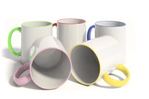 кружки с цветным ободком и ручкой.